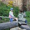 Na nádvoří asi opékali selata. images